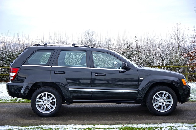 czarny suv