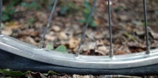 Co zrobić w przypadku przebitej opony?