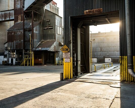 Czy otwierać okna przy osuszaczu?