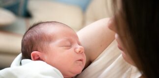 Jaki klej do listew drzwiowych?