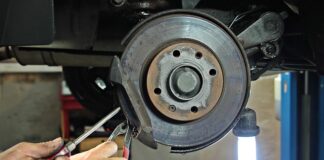 Czy na luzie trzeba trzymać hamulec?