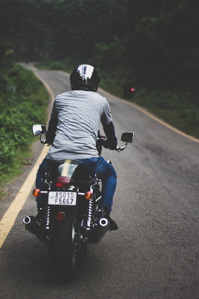 pexels-pragyanbezbo-1715183 Kaski motocyklowe